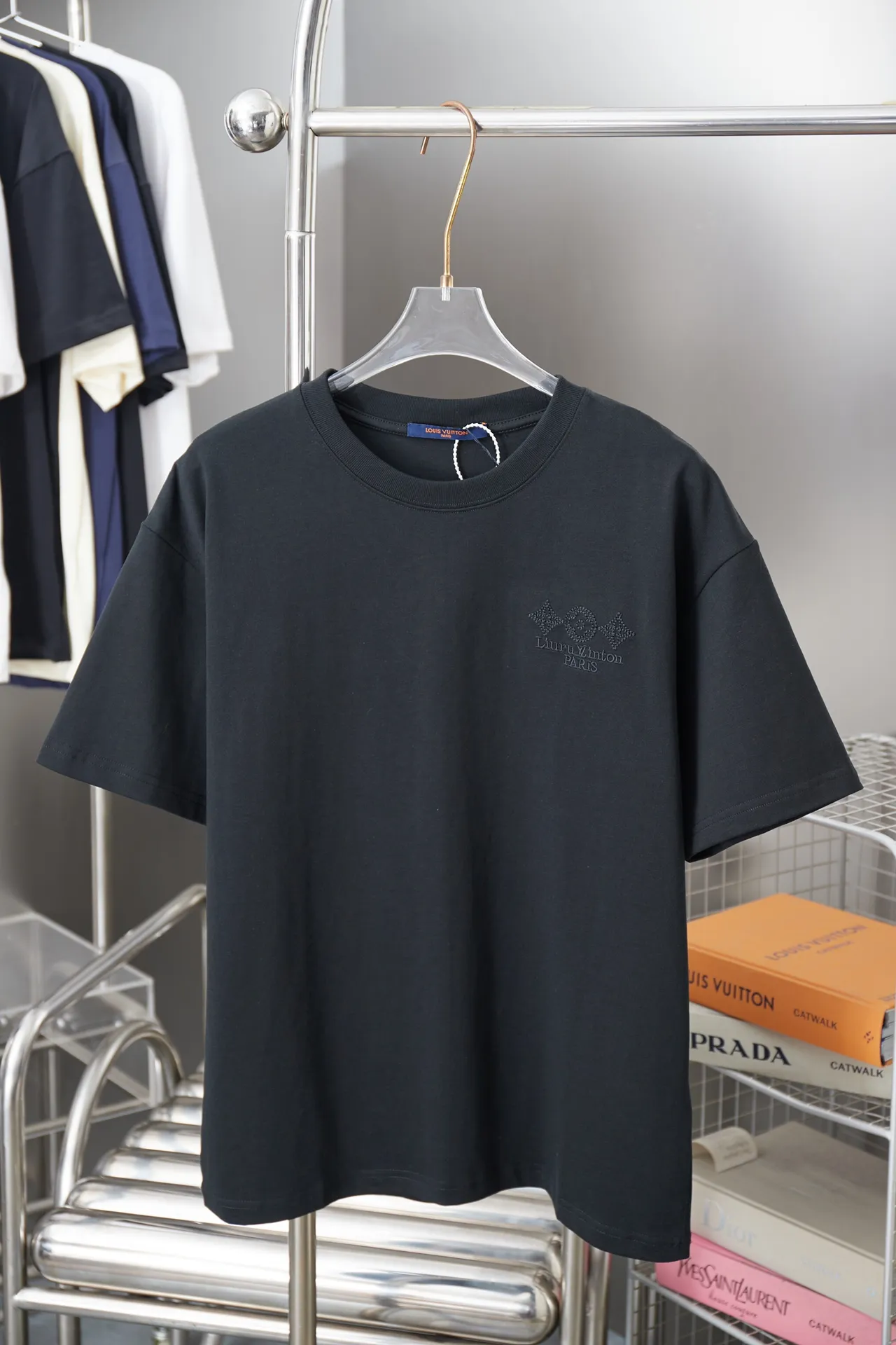 🅿️180 1V 25SS early spring new style embroidered LV letter short sleeves light luxury essential item for daily commuting for men and women Correct version Welcome to compare Detailed features · 320g 100% pure cotton double yarn jersey fabric · Special thickened 32 pieces of double-strand 1X1 thread in the same vat · Imported Tajima machine hollow show embroidered LV letter technology · Double needle stitching and cross-stitch technology · Original main mark, washable tag, brand moisture-proof paper packaging Color: black/white Size: S/M/L/XL